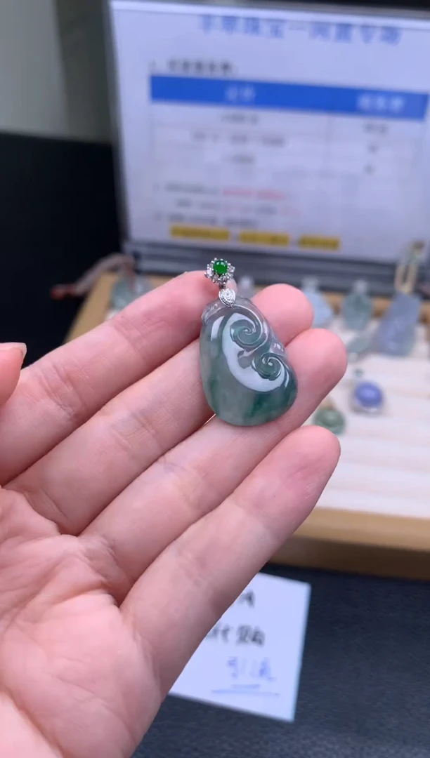 翡翠挂件18K金镶嵌S001297