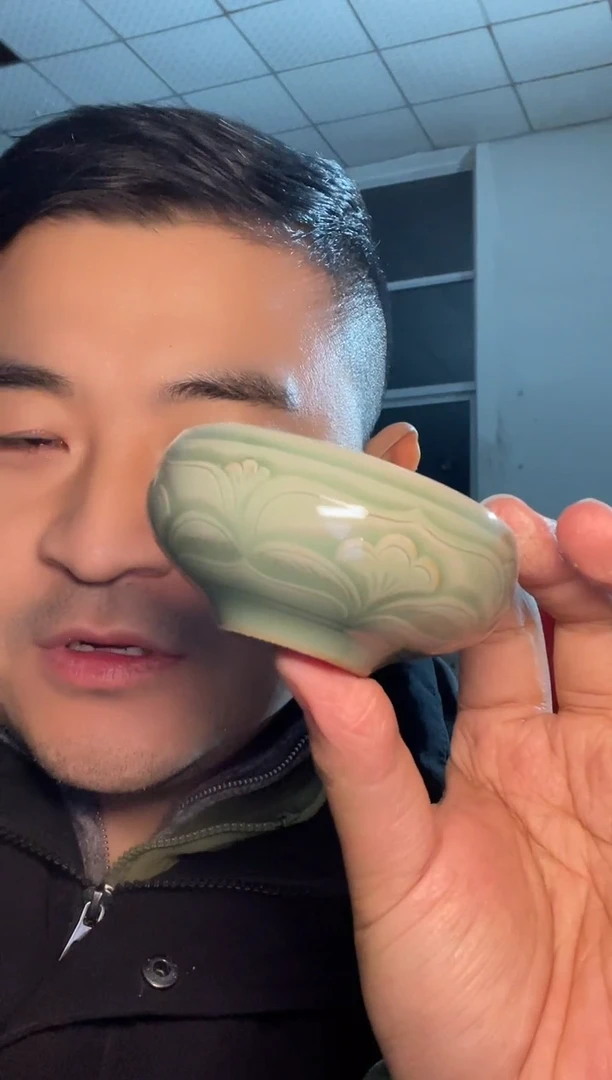 瓷微瑕仰莲瓣金钵1只