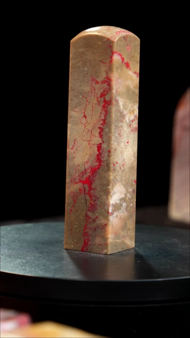 鸡血石牛角鸡血石