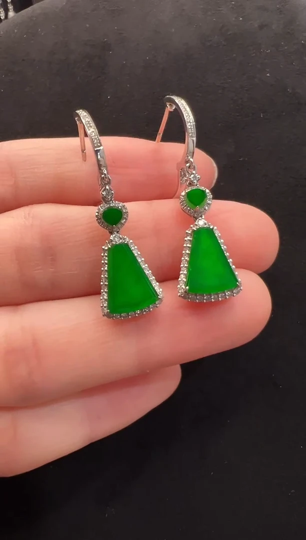 18K金镶嵌翡翠耳饰高冰辣阳绿无事牌耳坠