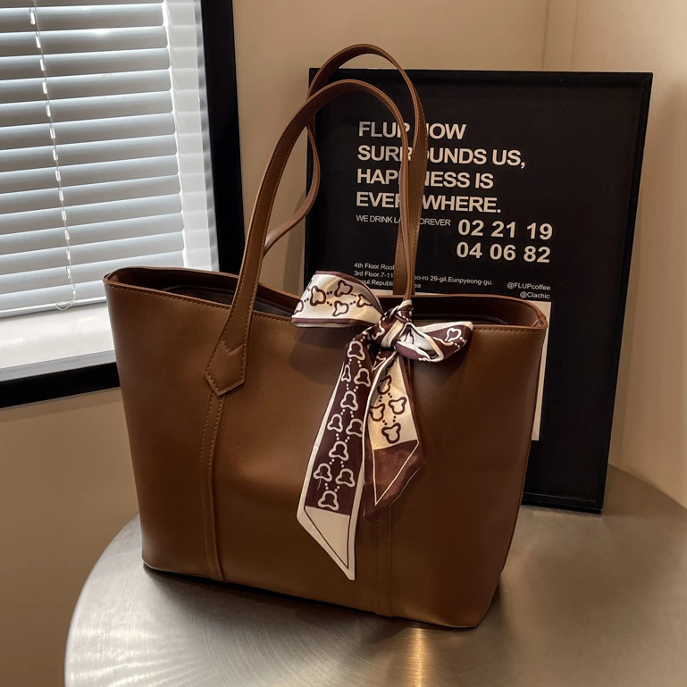 大容量女包通勤潮秋冬单肩托特包包女款爆款2025新款硬底简约百搭