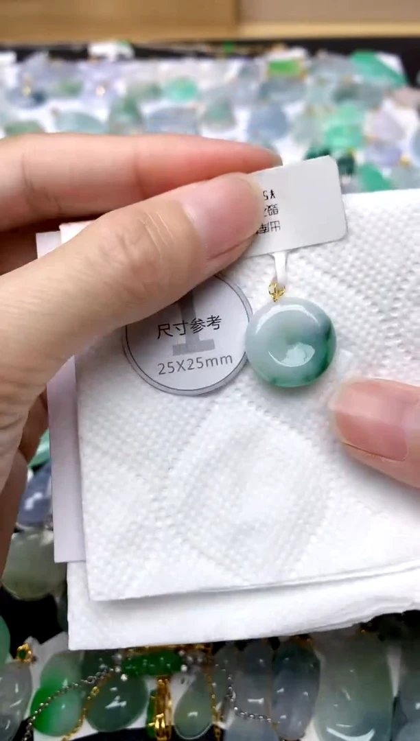 颈饰18K金镶嵌翡翠天然A货翡翠