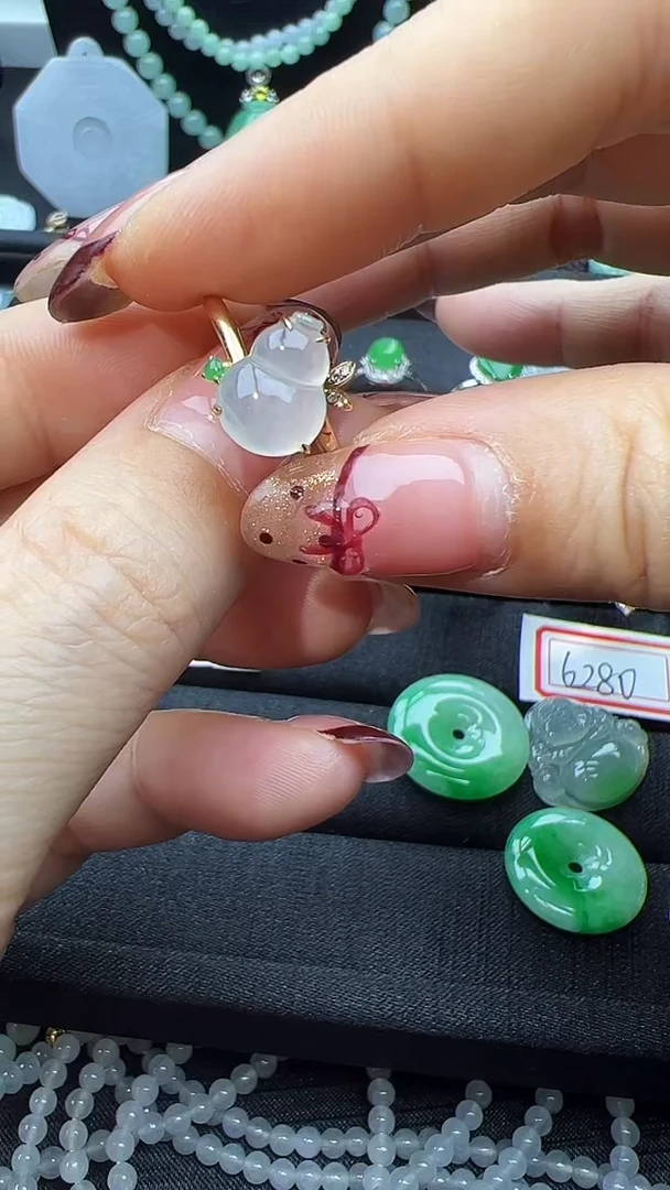 18K金镶嵌戒指翡翠葫芦