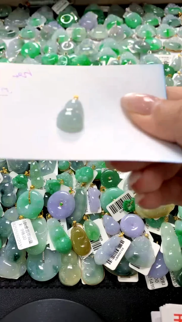 翡翠18K金镶嵌颈饰1111111111111111