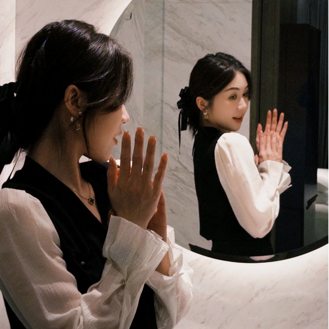 希娜 经典V领灯笼袖针织衫