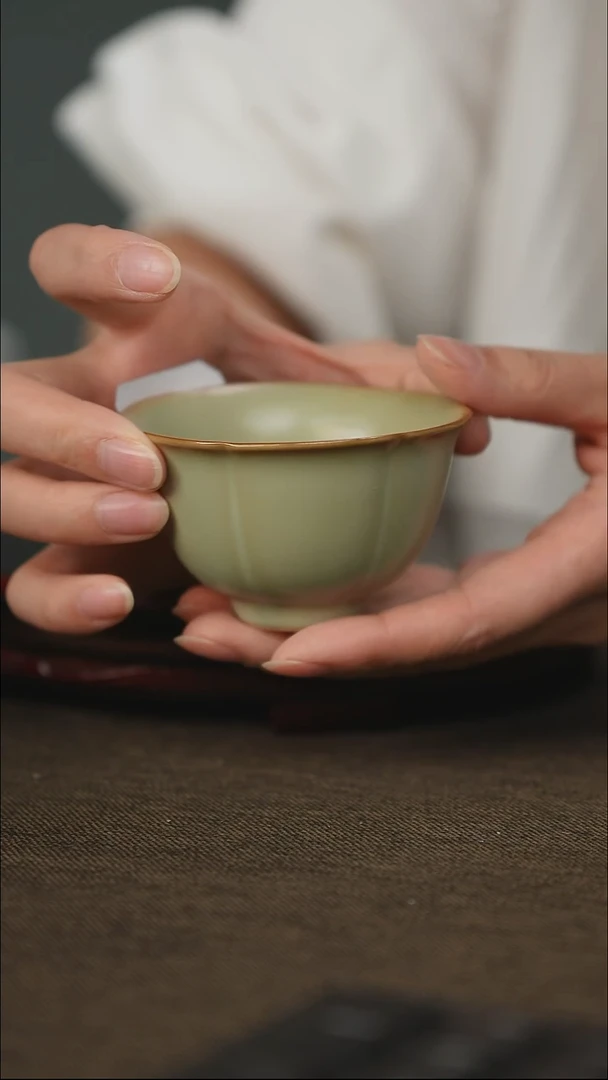 粉青 花口杯 带底款
