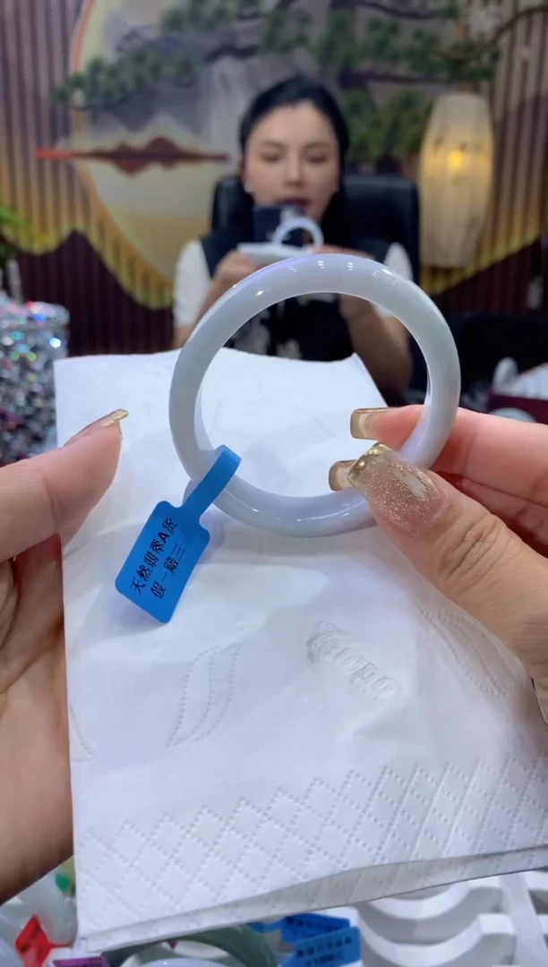 翡翠手镯未镶嵌多人06631