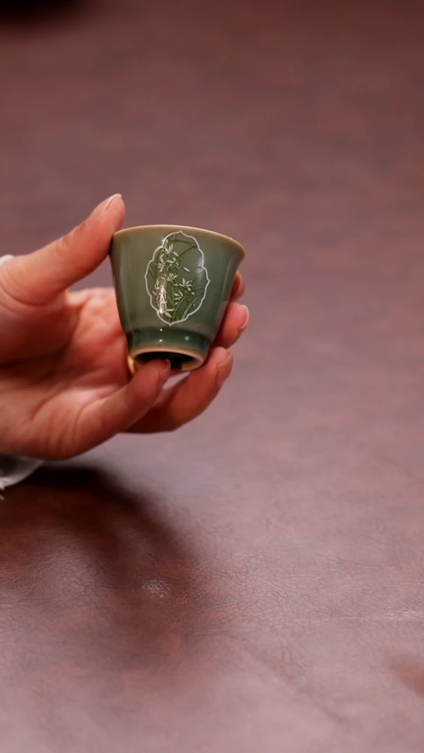 【闪购商品】青瓷梅子青兰花小杯