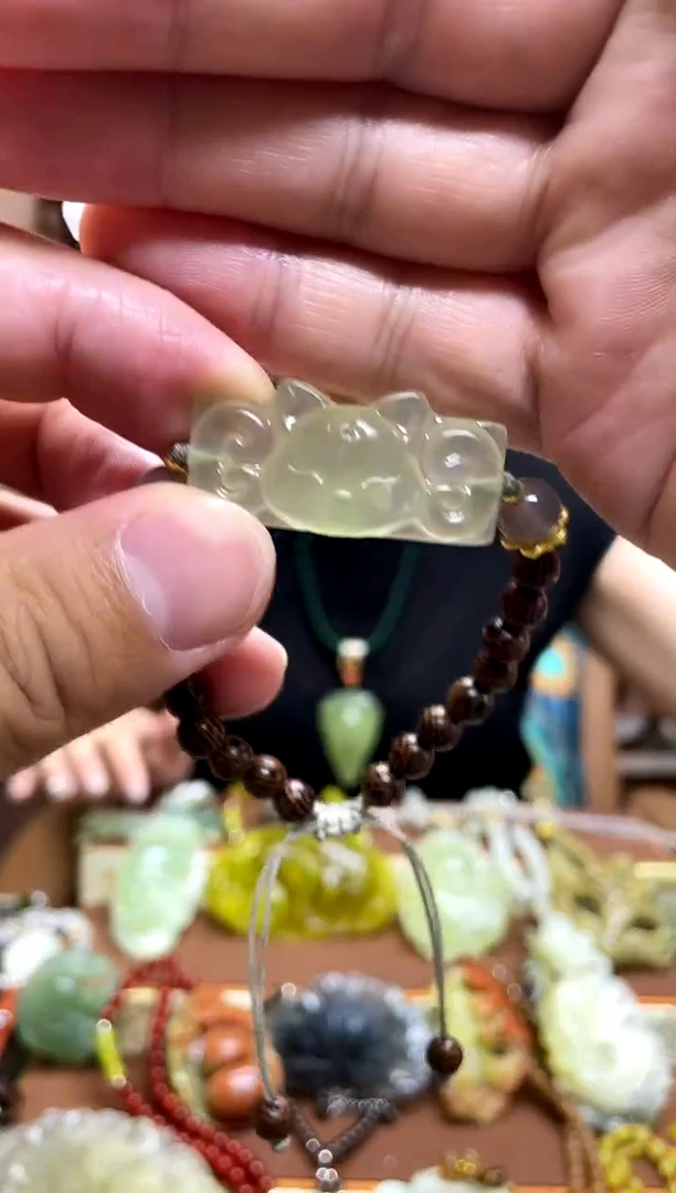 未镶嵌岫玉吊坠多样性发货发其中之一