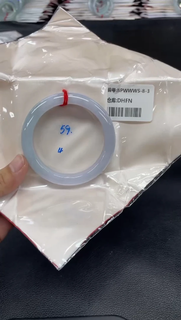 翡翠手镯未镶嵌翡翠手镯