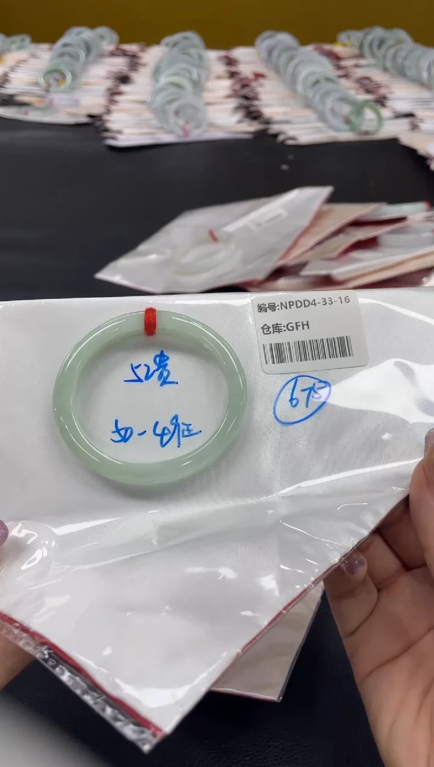 翡翠手镯未镶嵌翡翠手镯