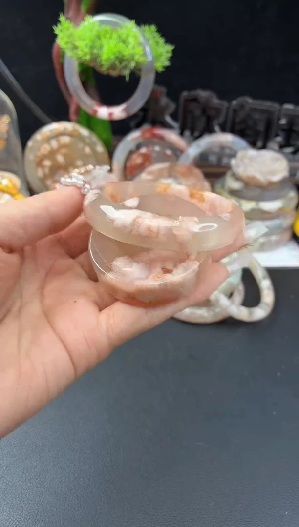 未镶嵌手镯（圆镯）石英质玉51