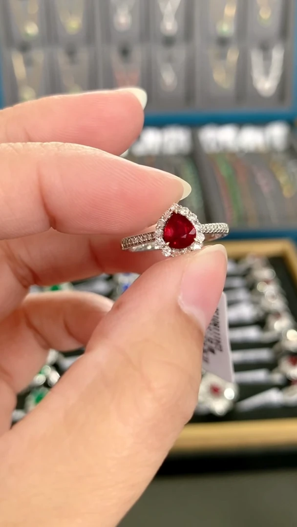18K金镶嵌戒指红宝石1克拉