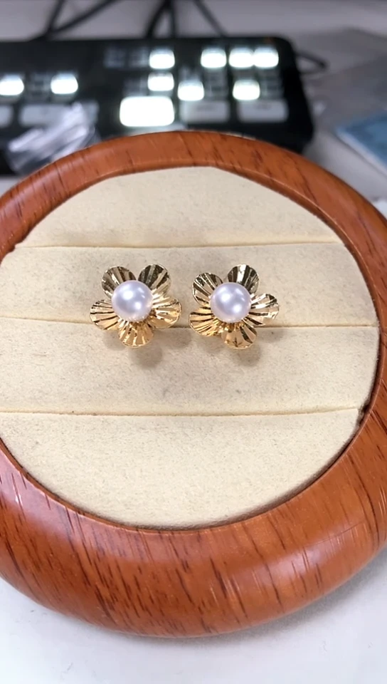【闪购商品】淡水珍珠耳钉未镶嵌花朵耳钉
