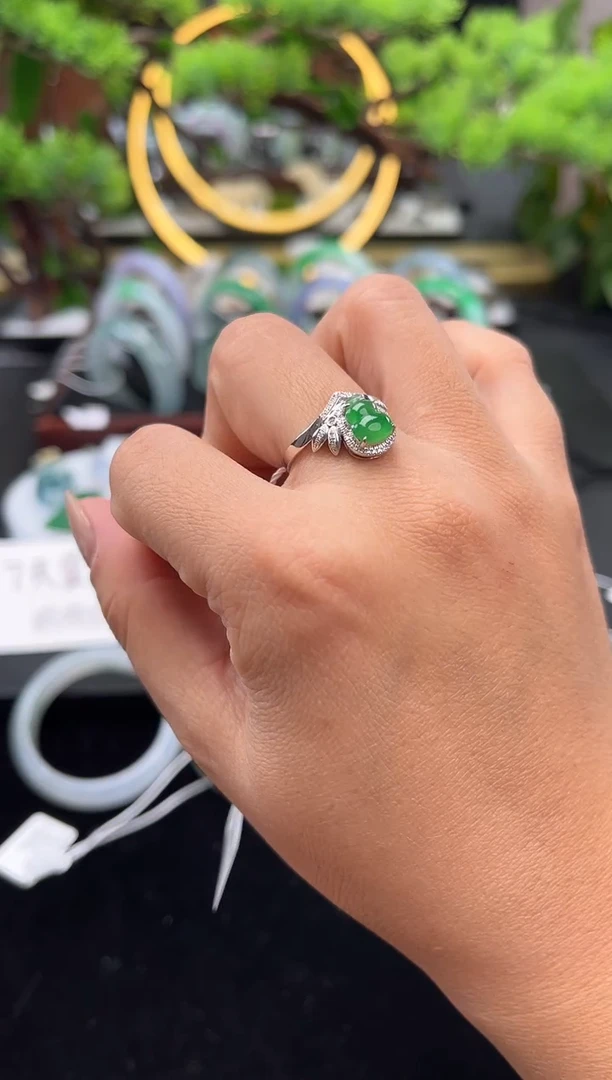 18K金镶嵌戒指翡翠戒指