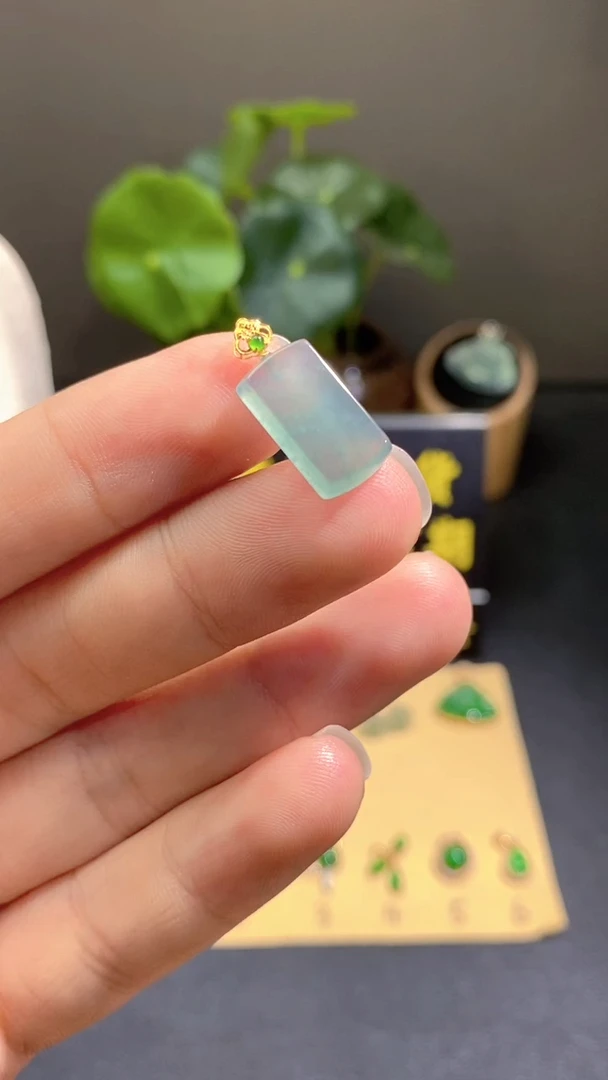 颈饰18K金镶嵌翡翠翡翠A货