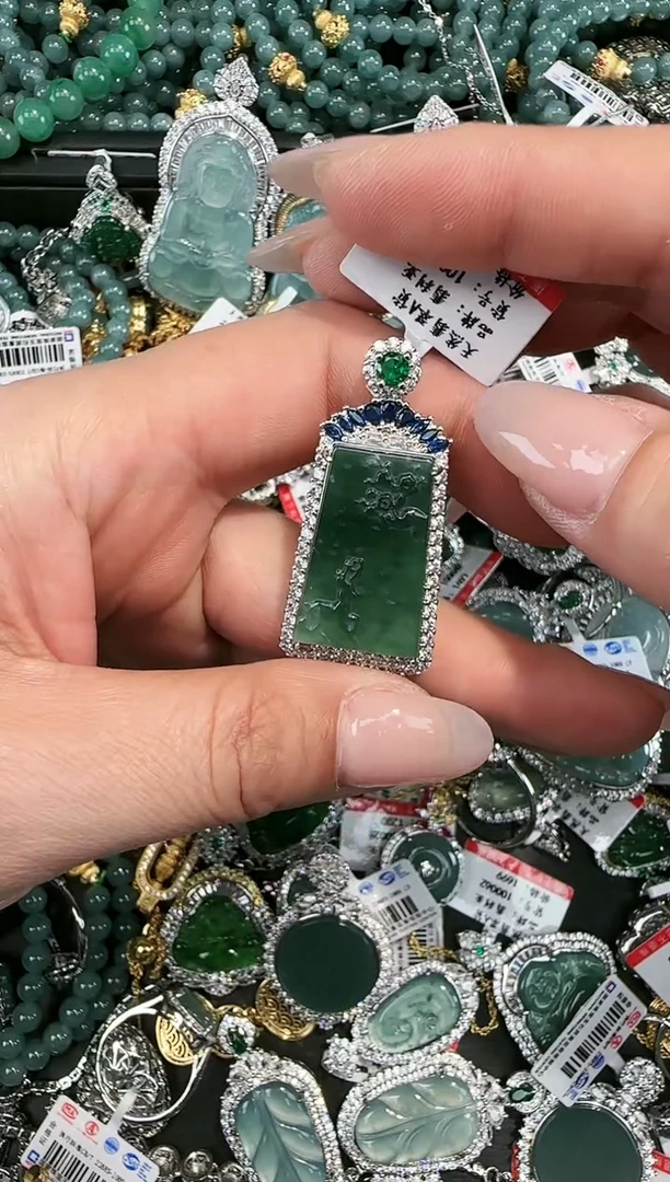 【闪购商品】翡翠吊坠(赠链)未镶嵌天然翡翠A货