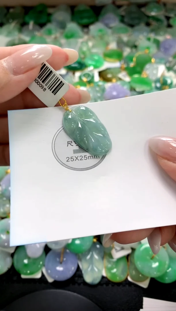 翡翠18K金镶嵌颈饰1111111111111111