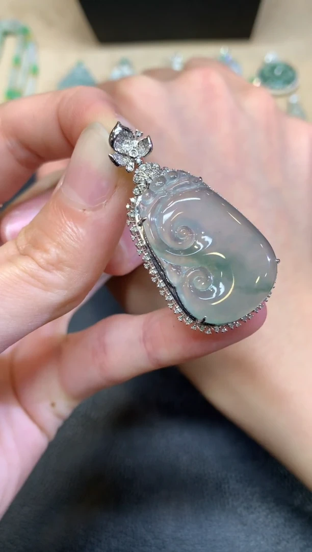 【闪购商品】翡翠颈饰18K金镶嵌如意【无服务费】