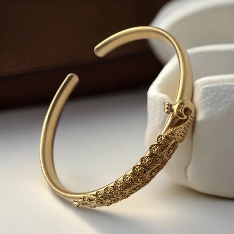 【七七专属】时尚轻奢女士合金孔雀手镯SZ63368