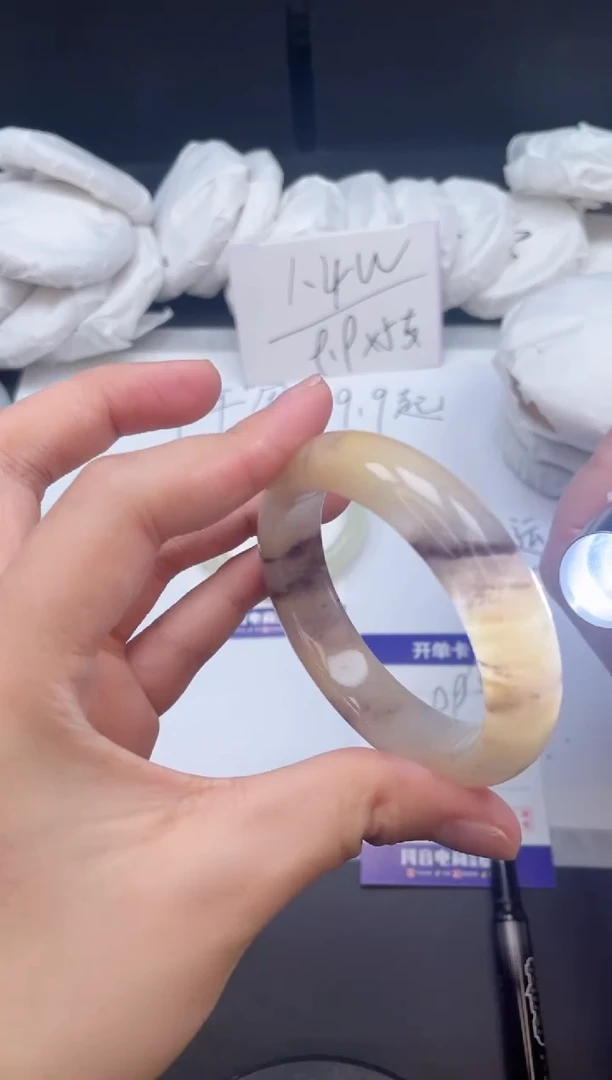 【闪购商品】石英质玉手镯未镶嵌75/52.3