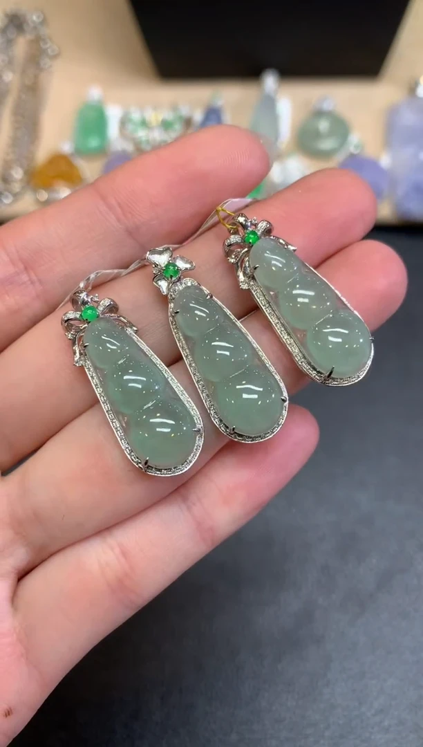 【闪购商品】翡翠颈饰18K金镶嵌福豆【无服务费】【多样性发其一】