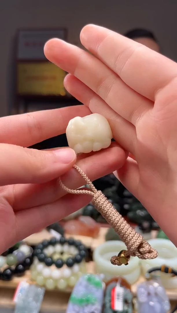 颈饰未镶嵌和田玉吊坠