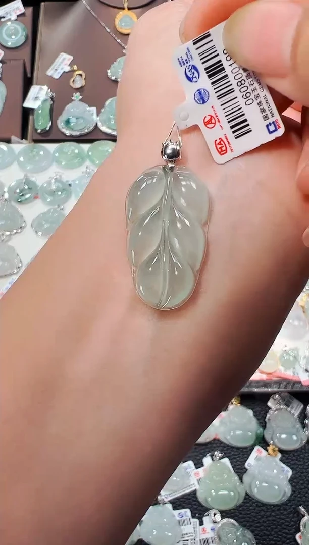 【闪购商品】翡翠吊坠(不含链)18K金镶嵌叶子吊坠198