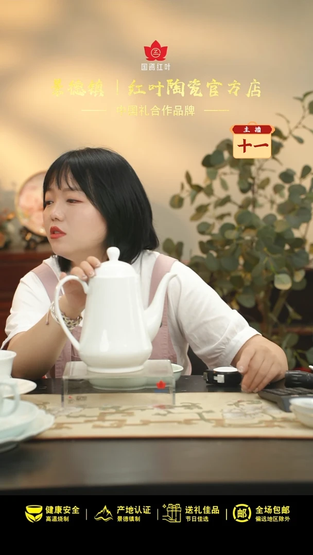 1个微瑕白胎古典大咖啡壶（带盖）（无底款