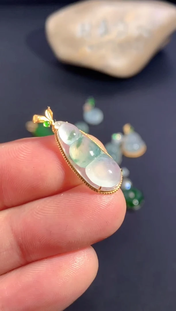 颈饰18K金镶嵌翡翠