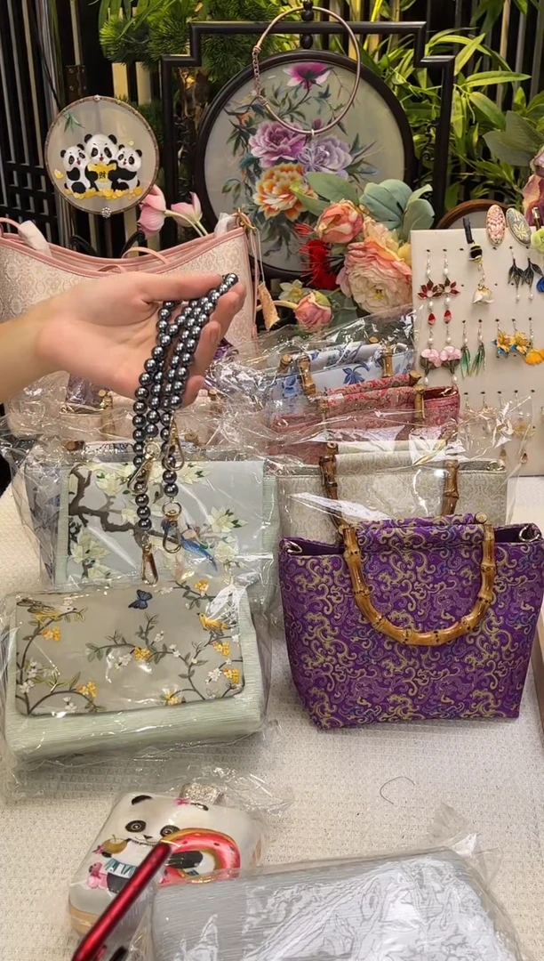 织绣深灰色珠链1111