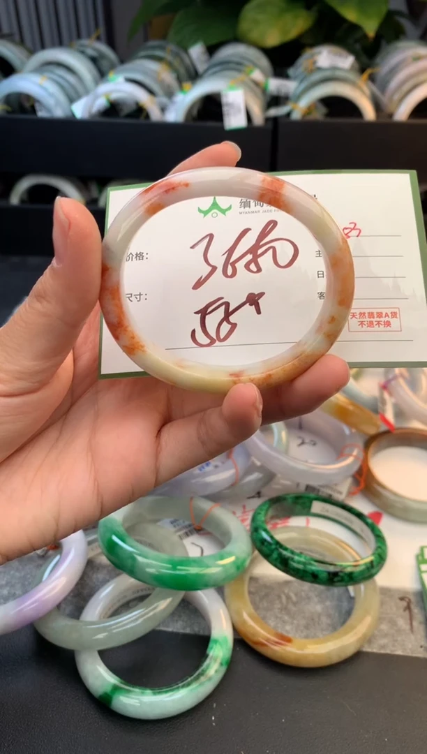 未镶嵌定制翡翠毛货需精细抛光+多人