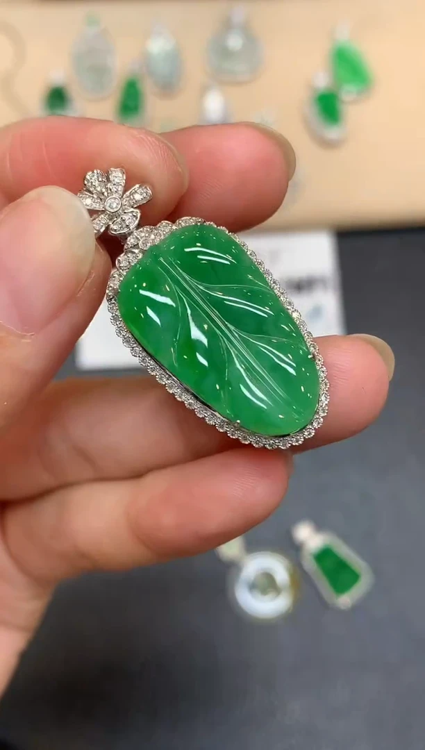 颈饰18K金镶嵌翡翠树叶【无服务费