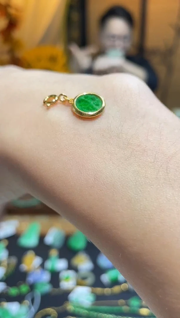 颈饰未镶嵌翡翠无事牌  百元以下不出证