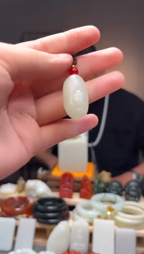 颈饰未镶嵌和田玉吊坠