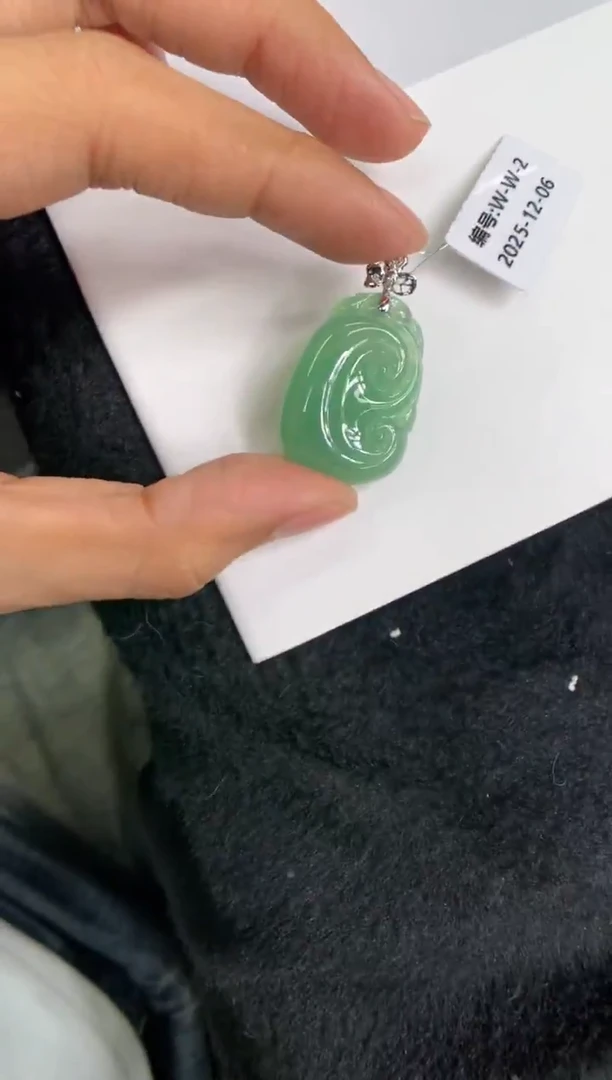 颈饰18K金镶嵌翡翠如意