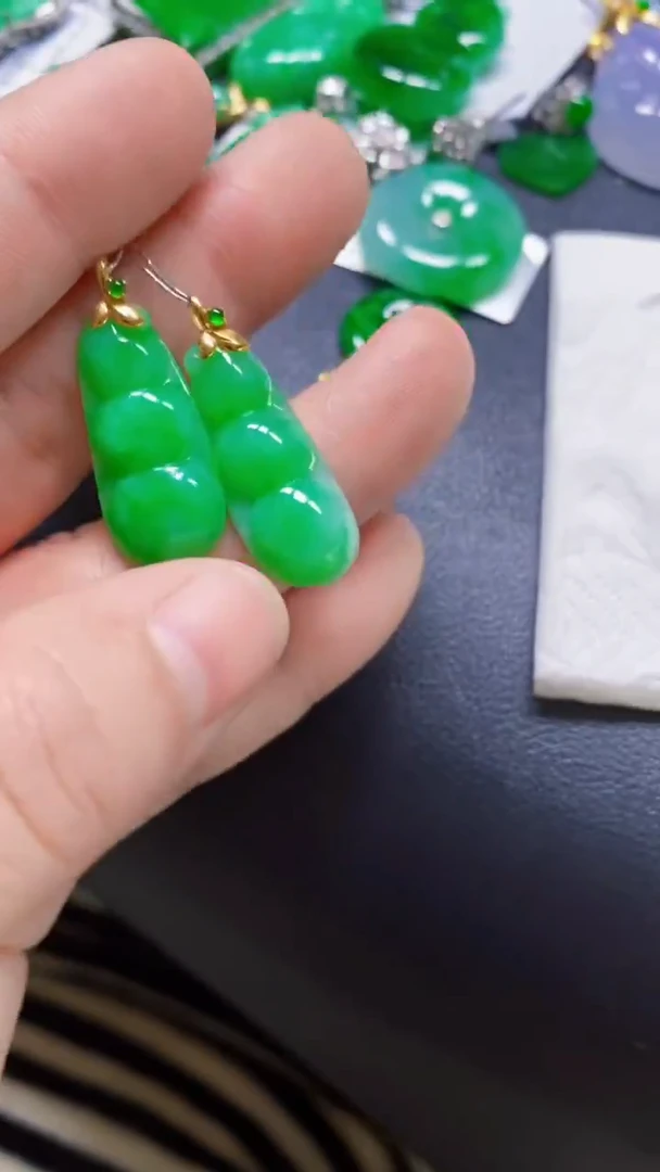 颈饰18K金镶嵌翡翠多样性发货发1个