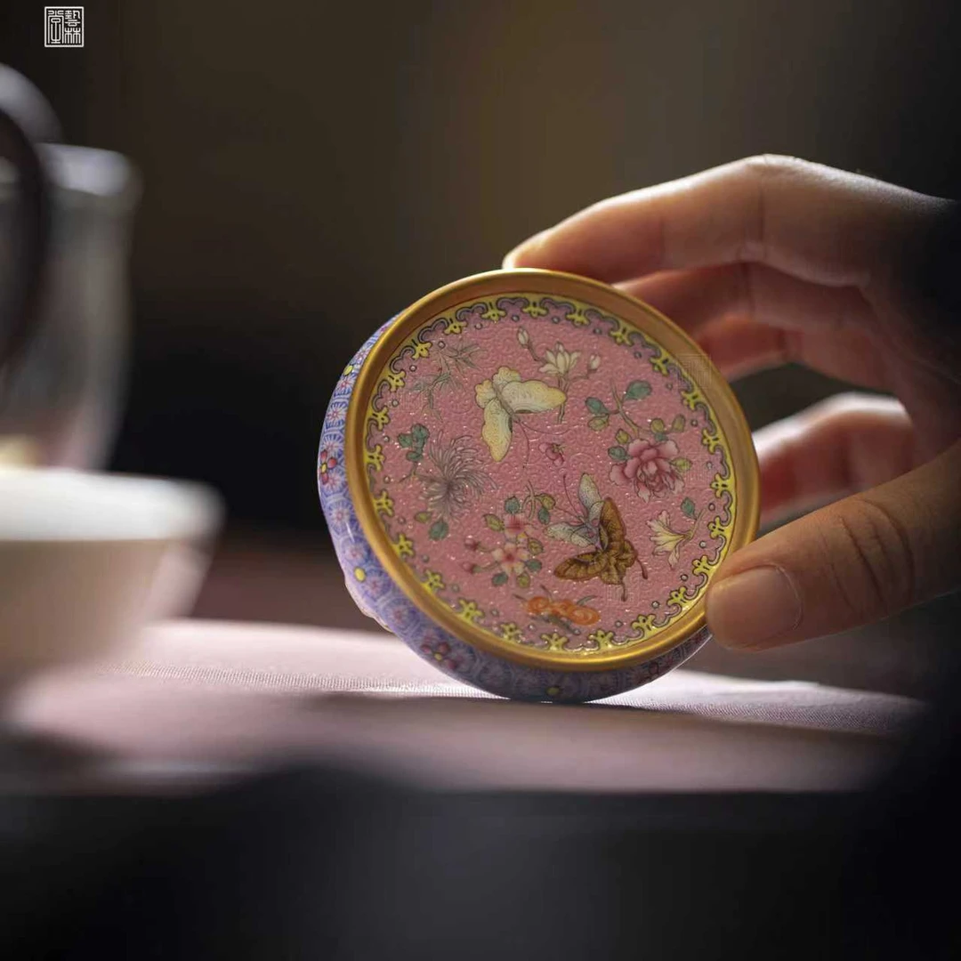 艺林怀古系列宫粉地轧道粉彩蝶恋花三足如意盖置【全手工茶具】