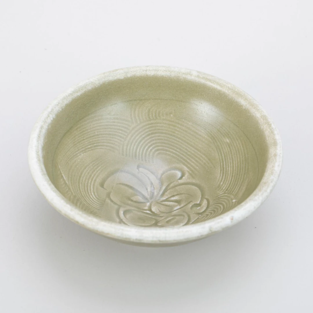 【拍卖】30、明  耀州青釉刻划落花流水纹碗