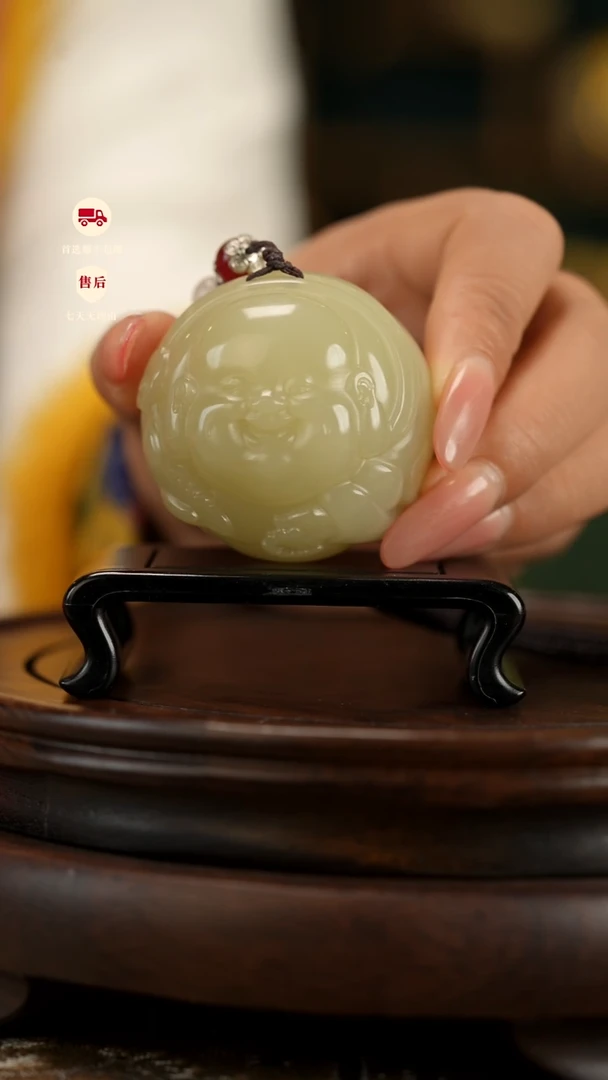 云南石竹叶青雕刻：圆形弥勒