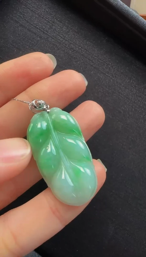 【闪购商品】翡翠颈饰18K金镶嵌500叶子一个