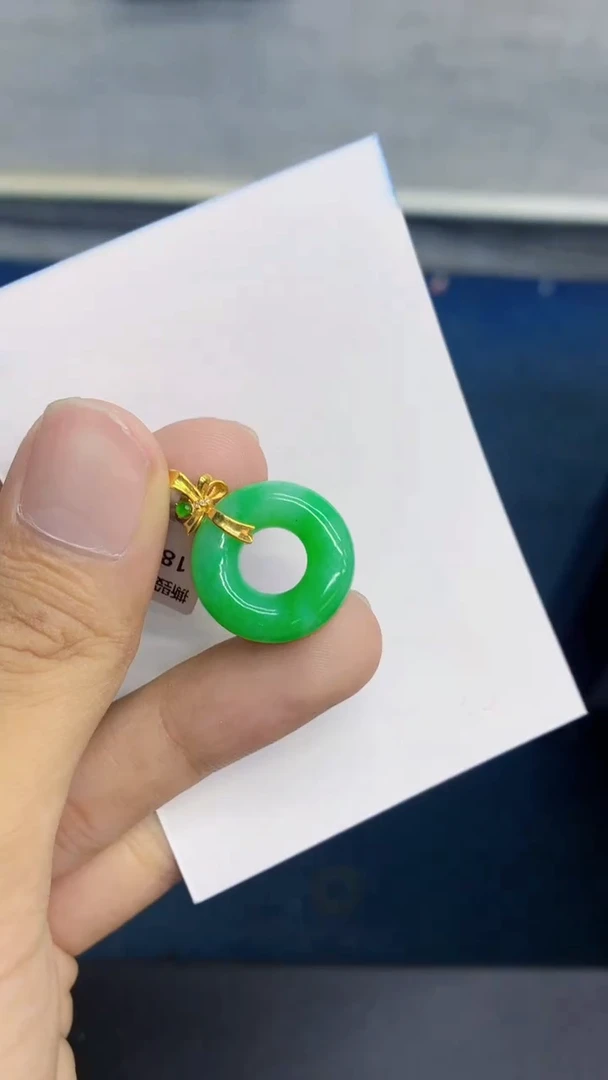 翡翠18K金镶嵌颈饰             1