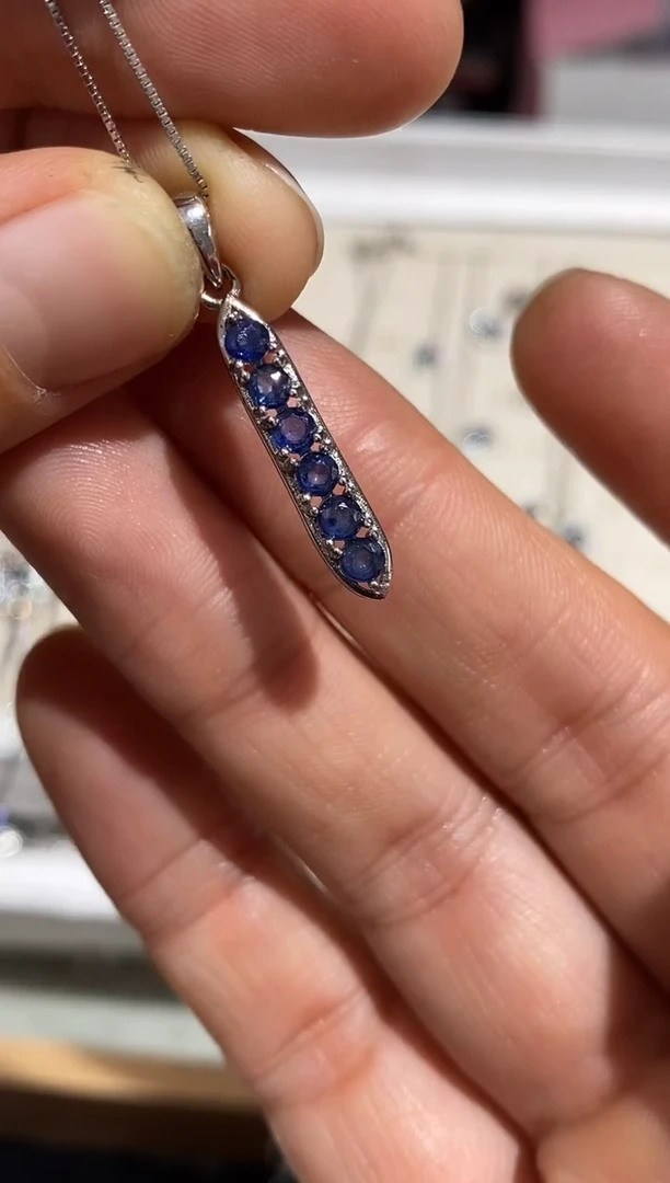 吊坠(赠链)蓝宝石银S925镶嵌蓝宝石吊坠