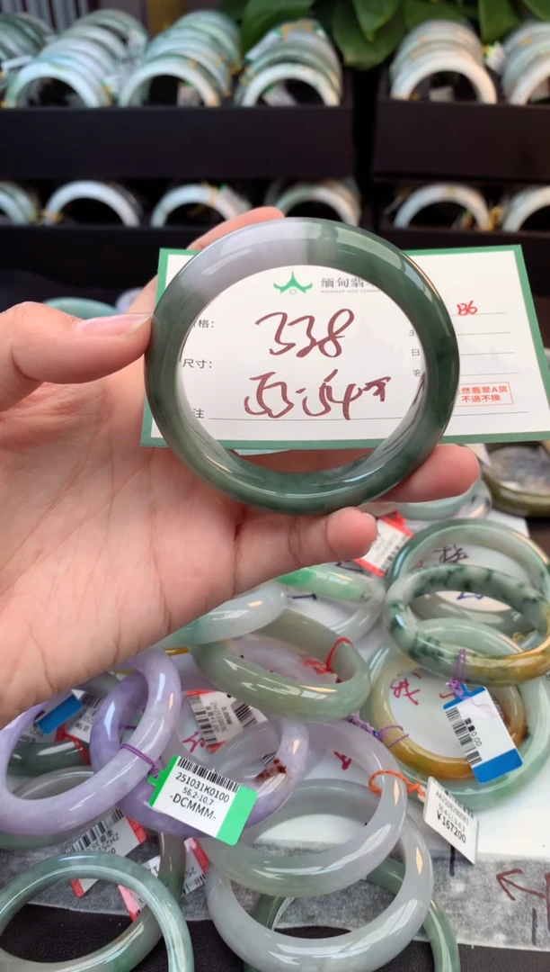 未镶嵌定制翡翠毛货需精细抛光+多人