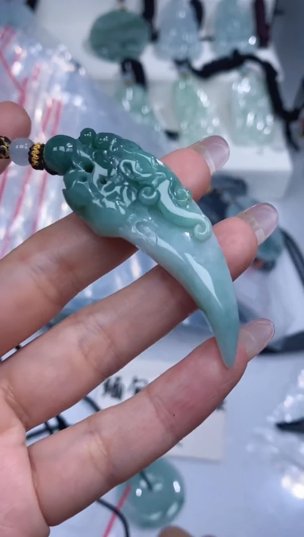 颈饰未镶嵌翡翠吊坠