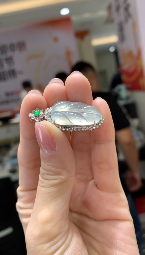 颈饰18K金镶嵌翡翠|不退不换