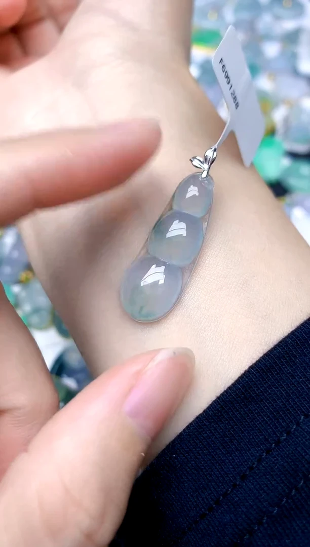 颈饰18K金镶嵌翡翠天然A货翡翠