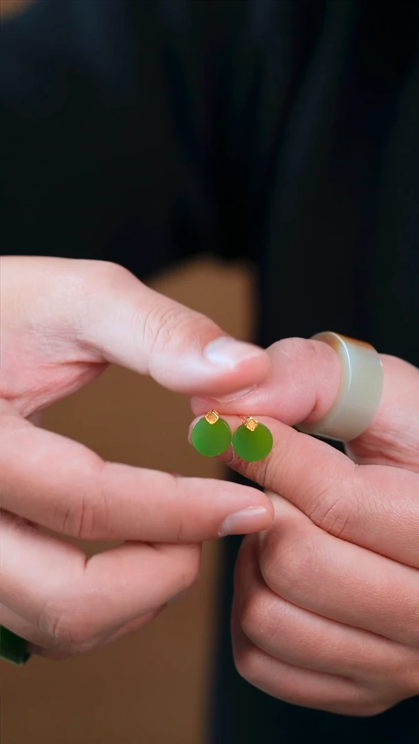 18K金镶嵌和田玉（碧玉）耳钉方圆之间