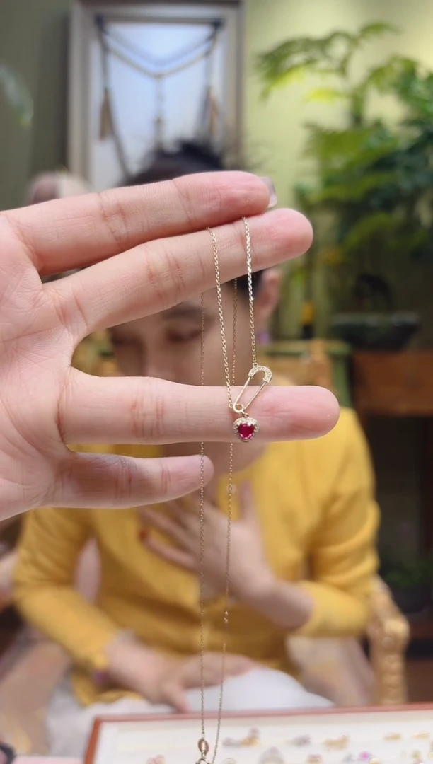 【闪购商品】红宝石项链18K金镶嵌爱心一体链