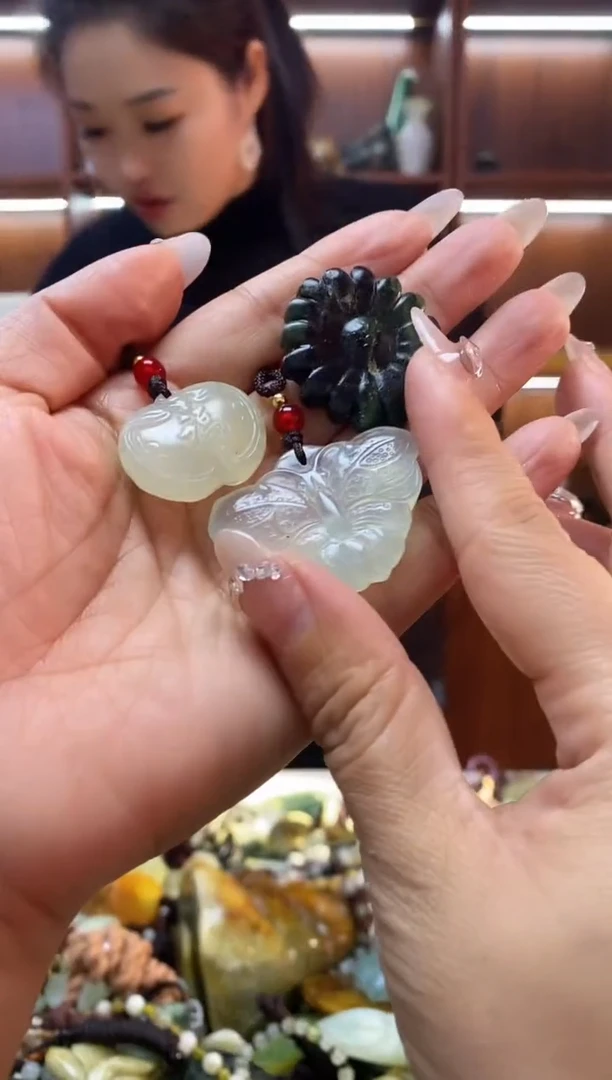 未镶嵌蛇纹石玉挂件